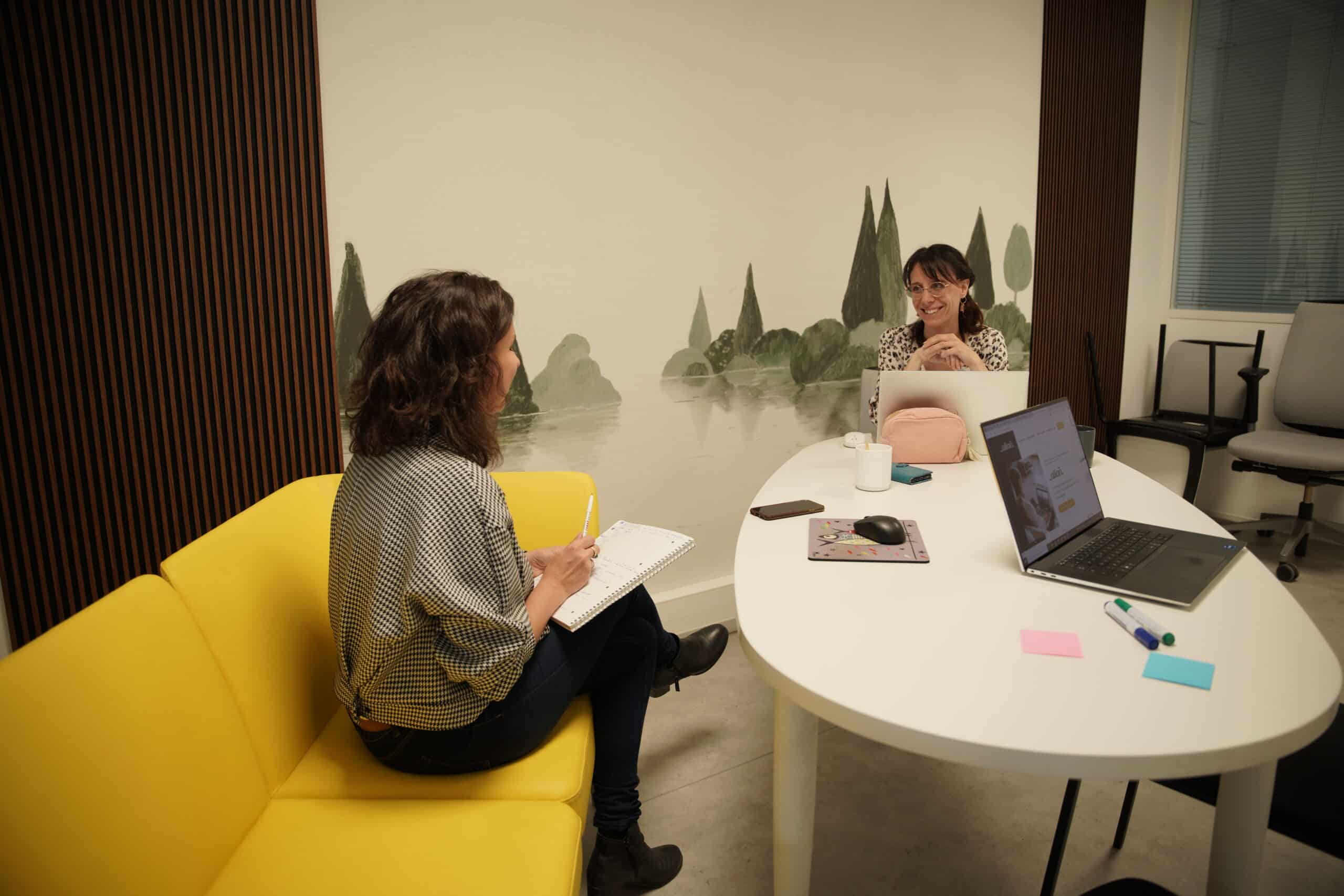 A7I05742 Consultante webmarketing accompagnant une entreprise sur SEO et campagnes digitales.